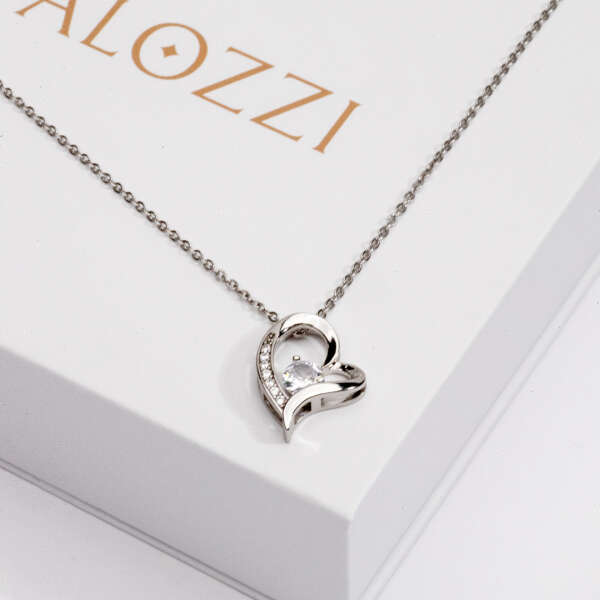 product image: Una collana con ciondolo a cuore